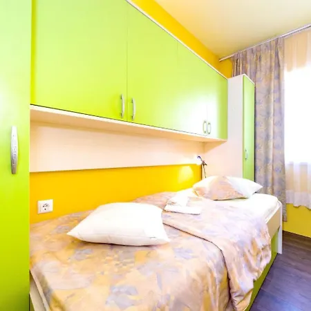 With 3 In Zadar, With Enclosed Garden And Wifi アパート