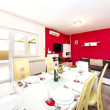 With 3 In Zadar, With Enclosed Garden And Wifi アパート ザダル