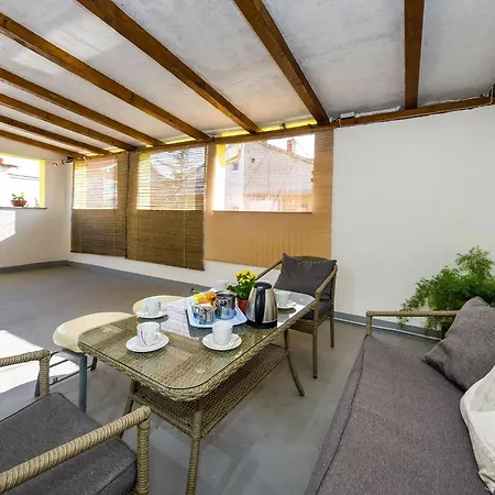 With 3 In Zadar, With Enclosed Garden And Wifi Apartman *